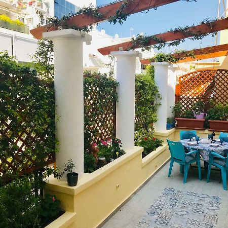 Oasis veranda under columns.Kolonaki embassy area. Atenas Exterior foto