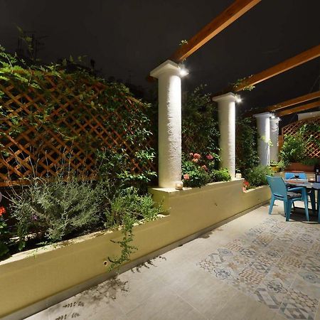 Oasis veranda under columns.Kolonaki embassy area. Atenas Exterior foto