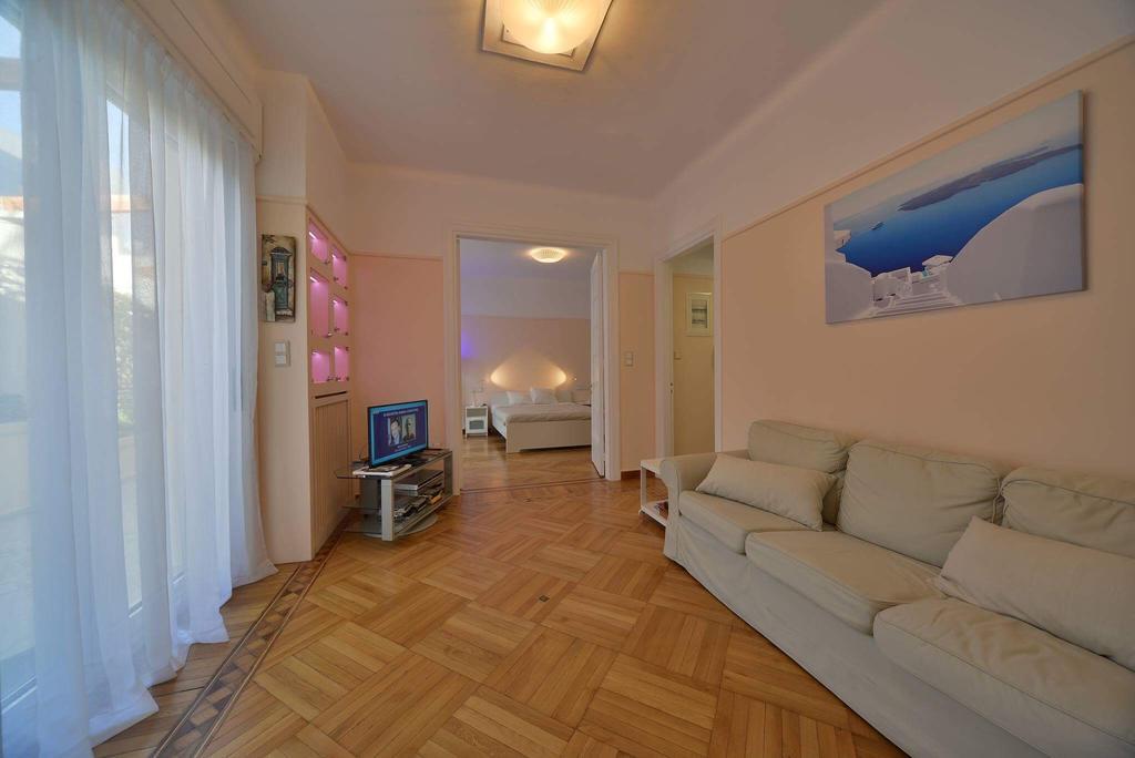Oasis veranda under columns.Kolonaki embassy area. Atenas Exterior foto