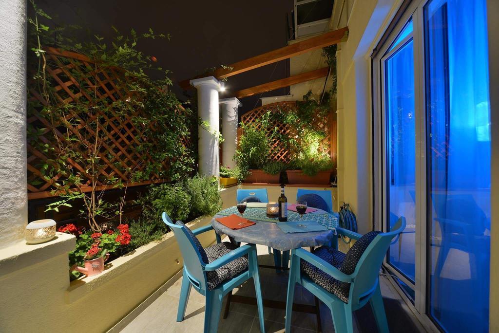 Oasis veranda under columns.Kolonaki embassy area. Atenas Exterior foto
