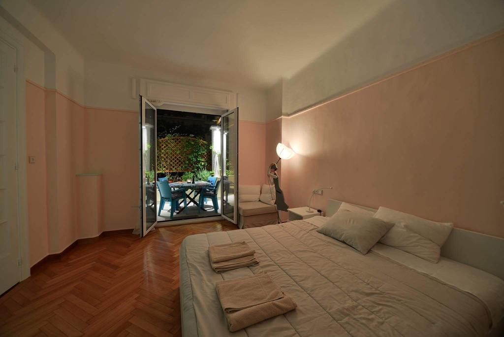 Oasis veranda under columns.Kolonaki embassy area. Atenas Exterior foto