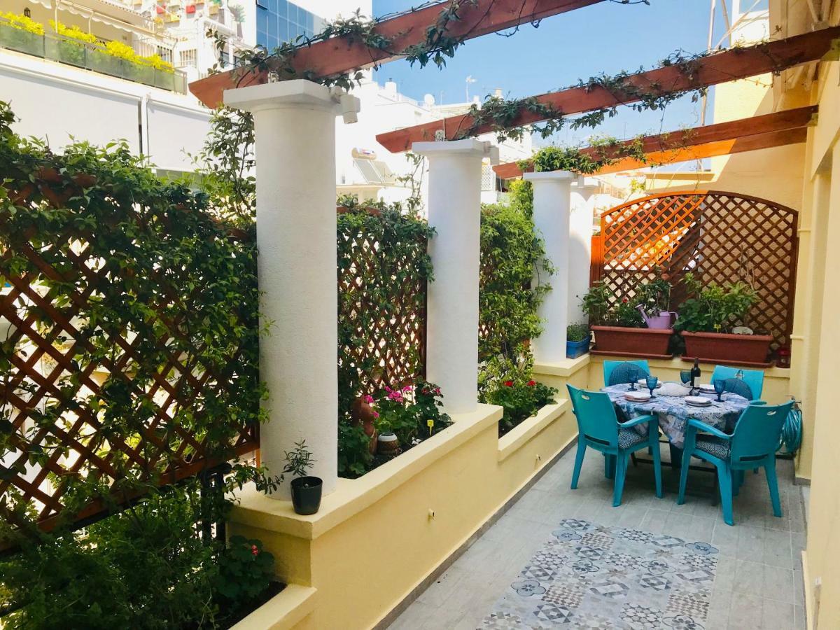 Oasis veranda under columns.Kolonaki embassy area. Atenas Exterior foto