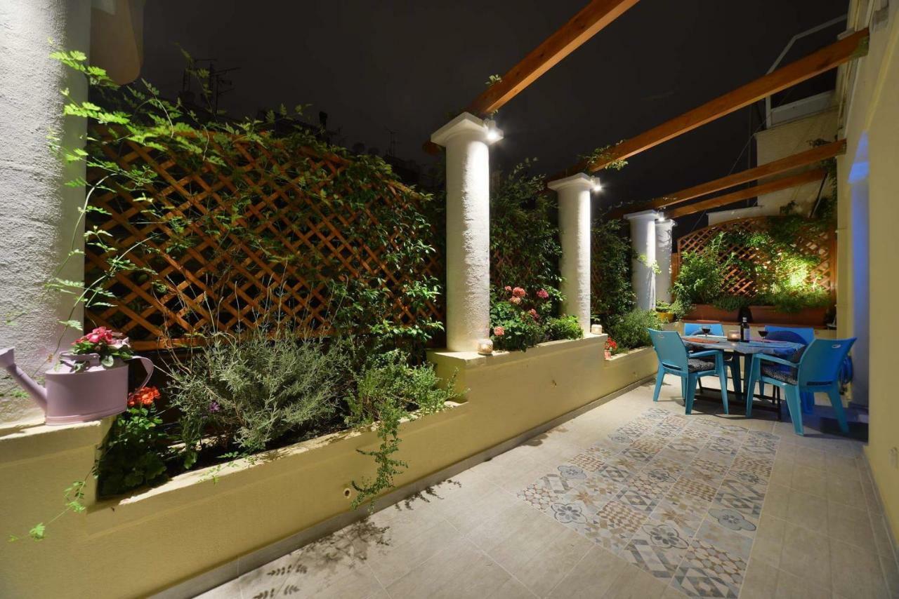 Oasis veranda under columns.Kolonaki embassy area. Atenas Exterior foto